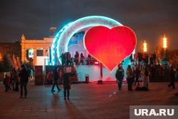 В Салехарде на набережной установили инсталляцию в виде сердца