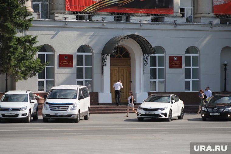 У парковки возле правительства Курганской области замечены Porsche, Lexus и Mercedes