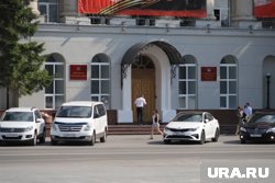У парковки возле правительства Курганской области замечены Porsche, Lexus и Mercedes