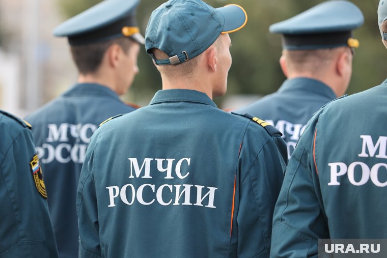 Начальник ГУ МЧС Орлов вручил сотрудникам звания