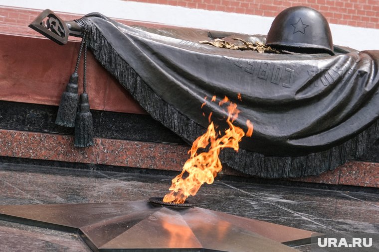 Главы государств возложили цветы к Могиле Неизвестного Солдата в Москве