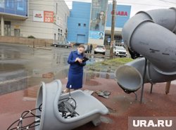 Элементы игровой площадки имеют много повреждений 