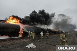Дрон врезался в цистерну с топливом, в результате чего произошел взрыв и начался пожар (архивное фото)