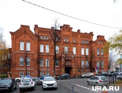 Неоготическое здание отлично вписывается в современный город