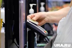 Женщина расплачивалась в магазинах картой мужа