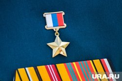 Герой РФ Нилов наградил мэрию Муравленко
