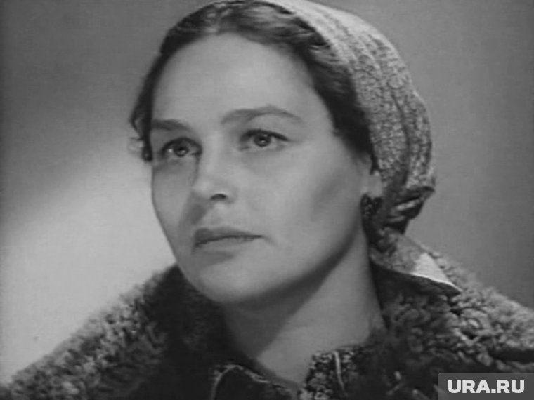 Впервые в кино Карелина снялась в 1957 году в фильмах «Бессмертная песня» и «Всего дороже»