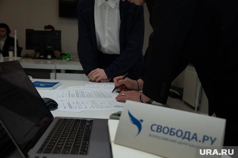 Основанием для инициации процедуры банкротства могут стать просроченные кредиты, долги по коммунальным платежам и задолженности по распискам