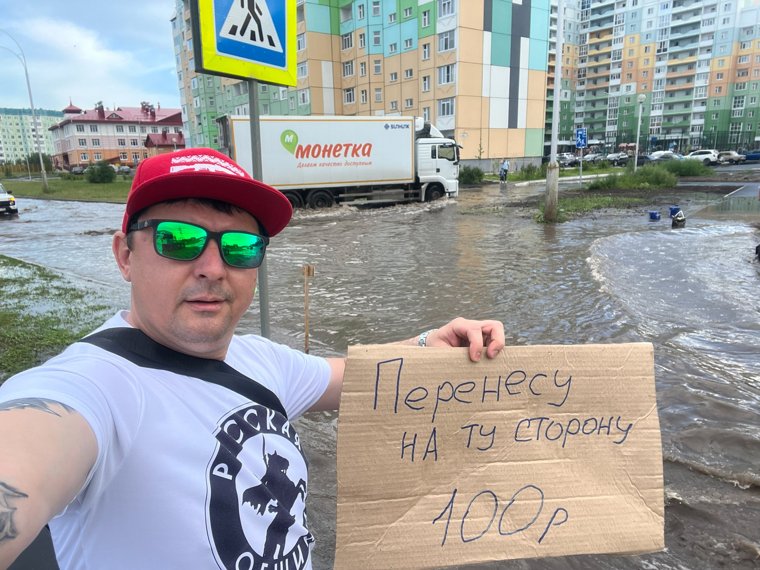 Павел Волобуев решил привлечь внимание коммунальщиков к отсутствию ливневок на дороге