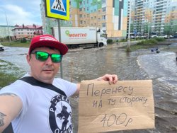 Павел Волобуев решил привлечь внимание коммунальщиков к отсутствию ливневок на дороге 