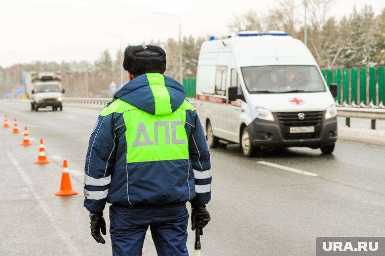 Дорога превратилась в каток и за безопасностью следят сотрудники Госавтоинспекции