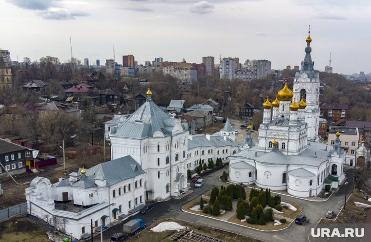 Пермский Свято-Троицкий Стефанов мужской монастырь расположен в Мотовилихинском районе Перми на ул. Висимская