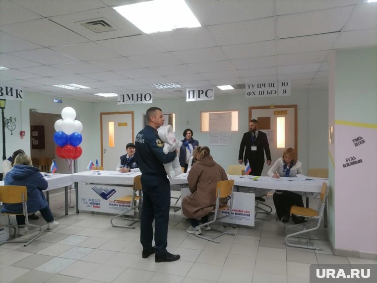 Голосование на избирательном участке во второй школе Салехарда 
