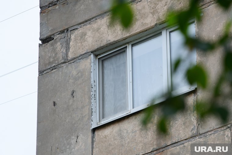 Чаще всего дети выпадают из-за москитной сетки, которая не выдерживает вес малышей