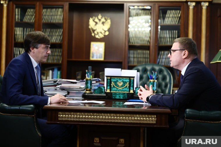Состоялась двусторонняя встреча министра просвещения РФ Сергея Кравцова (слева) и губернатора Челябинской области Алексея Текслера (справа)