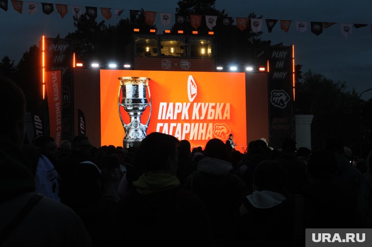 Болельщики «Трактора» собрались в парке Гагарина, чтобы поддержать команду