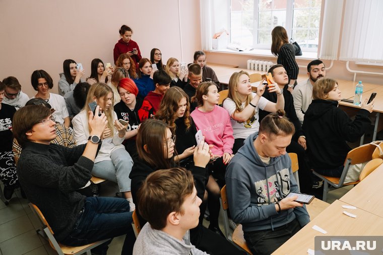 Даже за платные места абитуриентам вузов приходится проходить серьезный конкурсный отбор