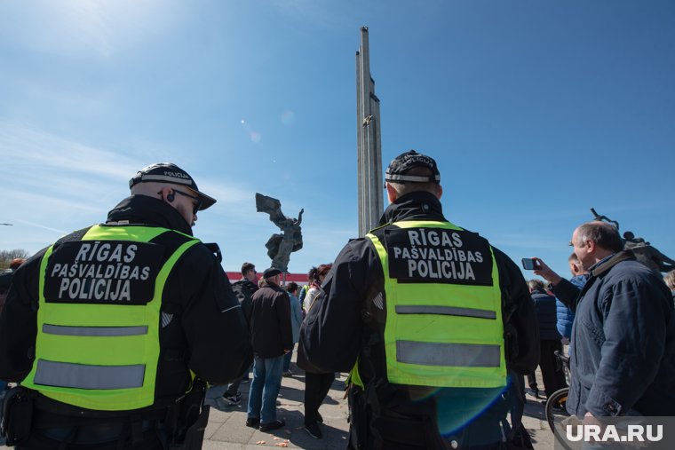 За попытку возложить цветы или отметить День Победы 9 мая в Латвии предусмотрен штраф