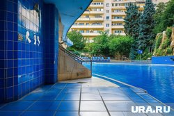 Мальчик погиб после падения с высоты у бассейна