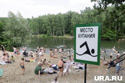 На  пляже установлены бесплатные шезлонги