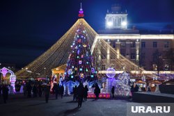 Ночью в ледовом городке проводят технические работы, поэтому елку отключают в 23:00  