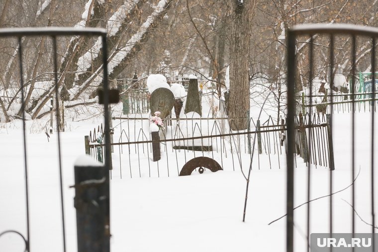 В Сургутском районе воры украли ограждения с кладбища