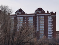 Дом огорожен забором со всех сторон