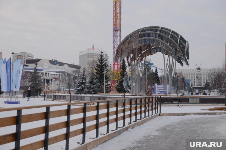 На Цветном бульваре в Тюмени готовятся к открытию городского катка