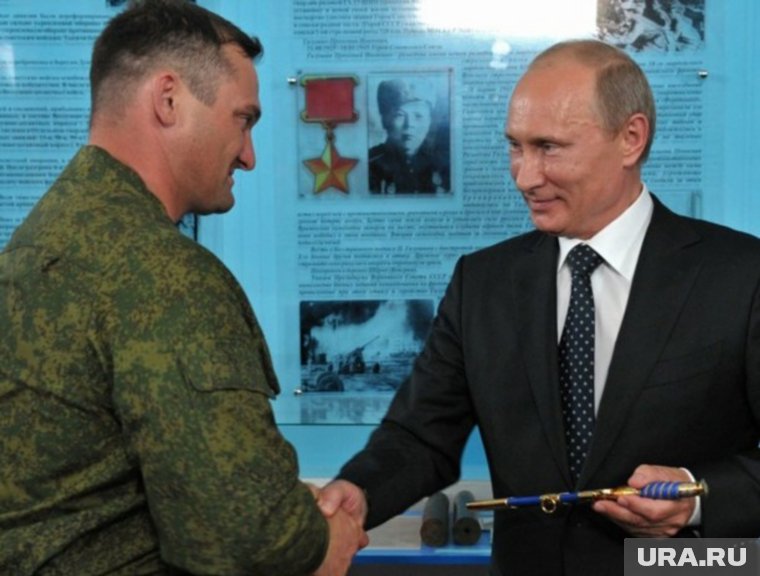 Комбриг Дмитрий Глушенков вручал президенту Владимиру Путину военный кортик с девизом десантников