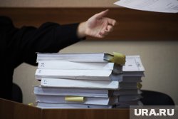 Он незаметно положил их в свой карман