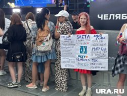 Фанатки не упустили возможности встретиться со своими кумирами