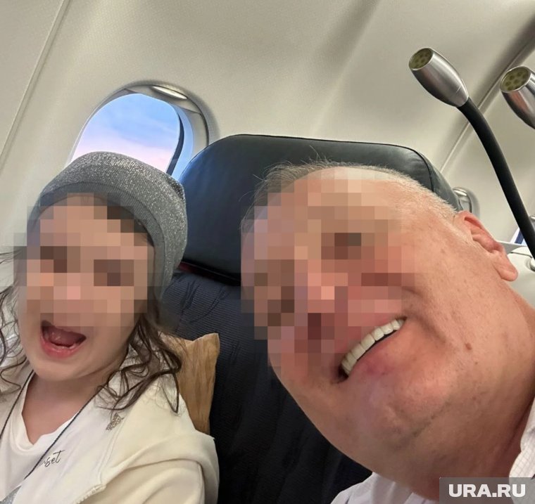 По словам адвоката, девочка поехала с отцом добровольно, в самолете улыбалась