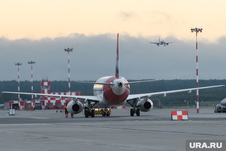 Самолет до Ноябрьска продолжил путь после экстренной посадки в Тюмени