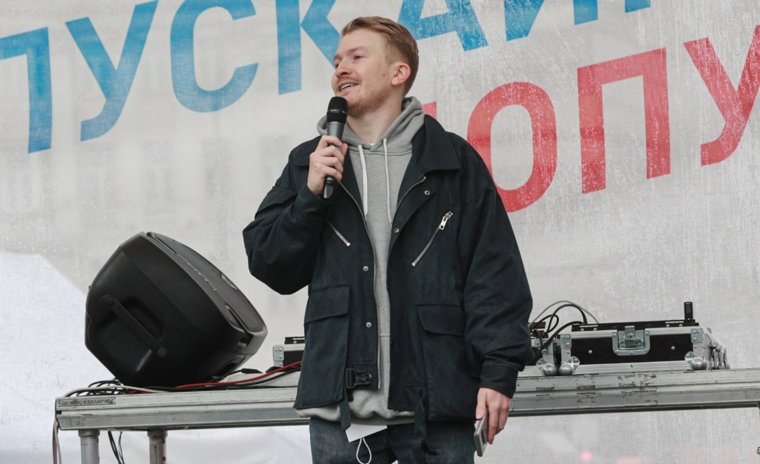 Комик-иноагент давно не живет в России, а оплату коммуналки никто не отменял