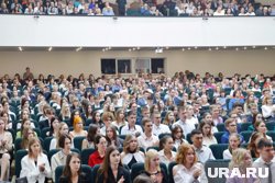 Кухарук вручил сертификаты номиналом в 100 и 200 тысяч самым успешным выпускникам