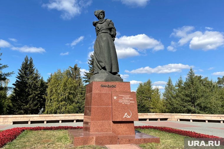 Памятник Орленку на Алом поле открыт в 1958 году
