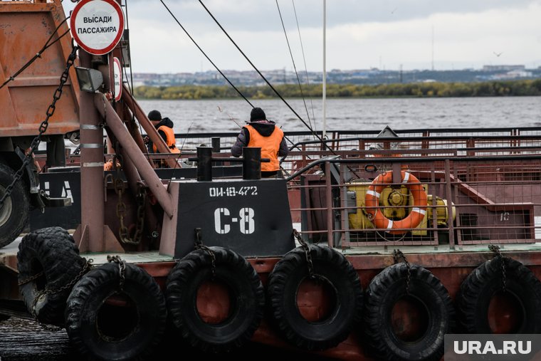 Грузовой паром из Салехарда в Приобье начинает курсировать с 30 мая