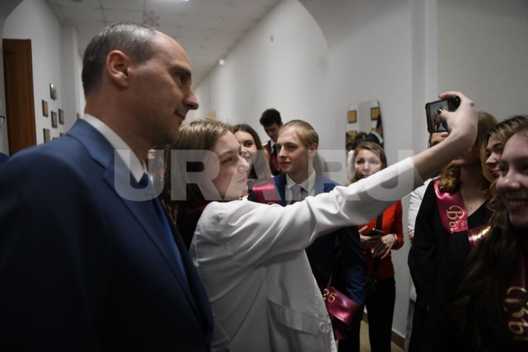 Паслер призвал выпускников остаться в родном городе