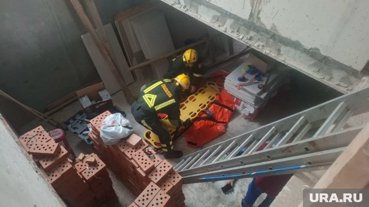 Спасатели эвакуировали пострадавшего пожилого мужчину