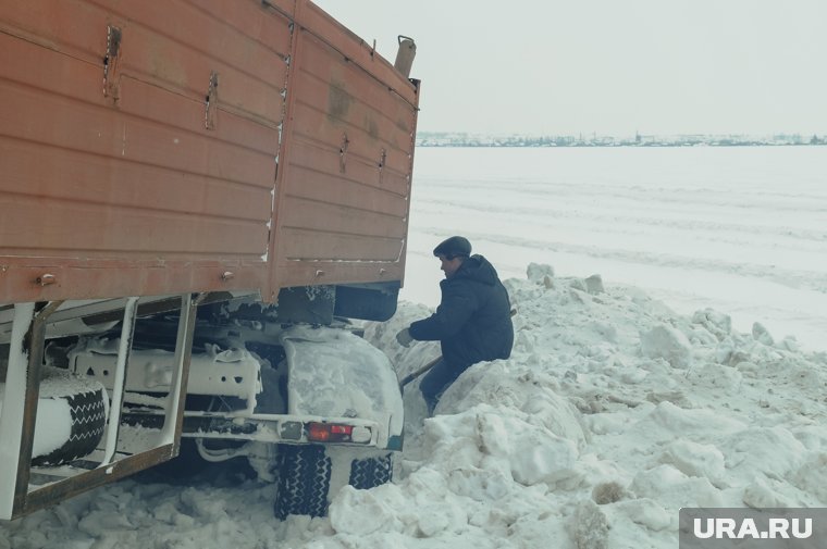 На трассе Тюмень - Омск столкнулись две фуры и легковой автомобиль