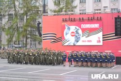 Участница парада в Перми обронила туфлю