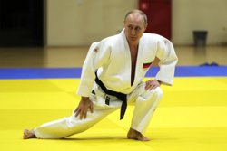Путин с детства занимается спортом и имеет черный пояс по каратэ