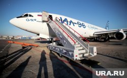 Широкофюзеляжный дальнемагистральный самолет Ил-96-400М после первого полета