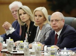 Яна Лантратова (вторая слева) работает в КНР в составе парламентской делегации