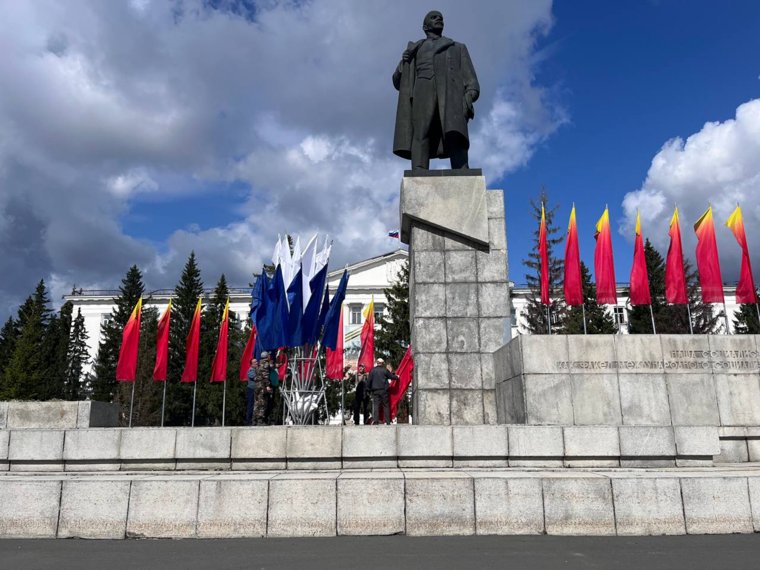 На площади установили флаги рядом с памятником Владимиру Ленину