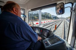 Замглавы города также поздравил работников метрополитена с годовщиной запуска подземки