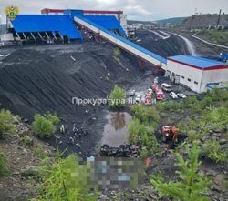По предварительным данным, авария случилась из-за того, что водитель не справился с управлением