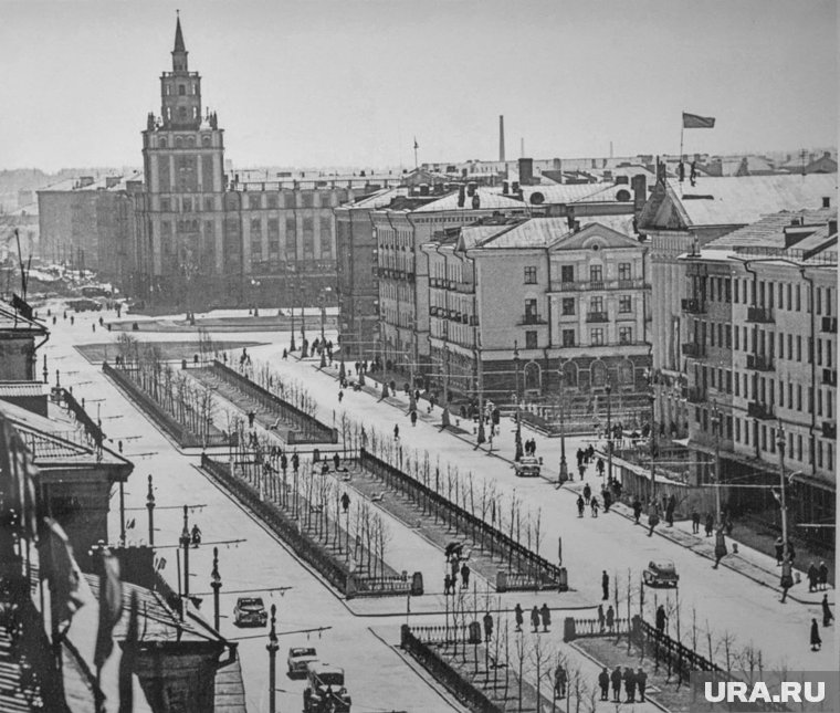 Здание похоже на московские «высотки». Пермь, 1960-е годы