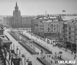 Здание похоже на московские «высотки». Пермь, 1960-е годы