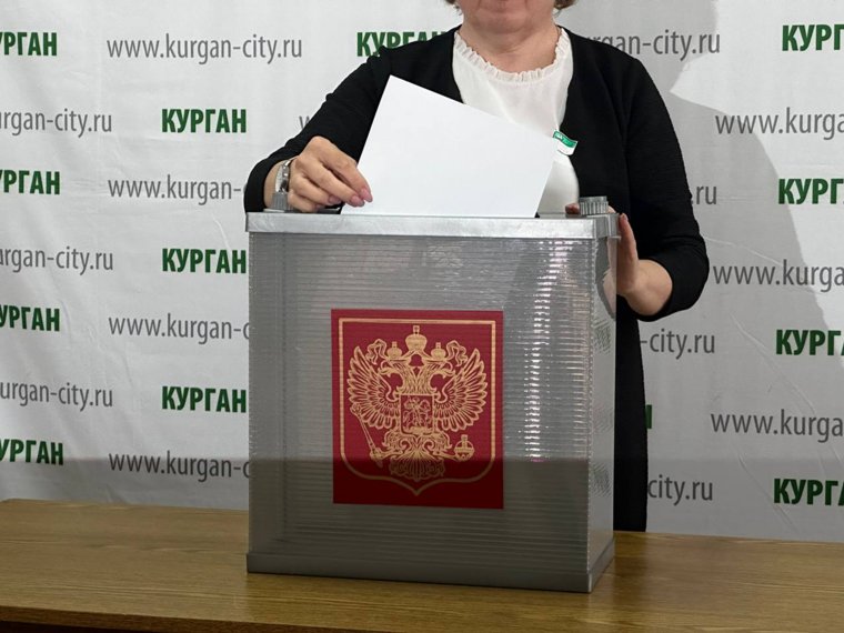 Каждый из присутствующих депутатов опустит бюллетень в урну, после чего комиссия подведет итоги голосования